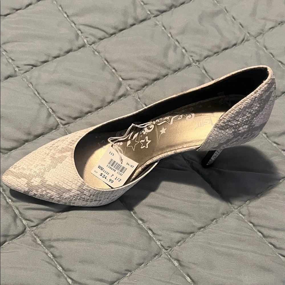 Chic Textured Women's Heels - Picture 2 of 8